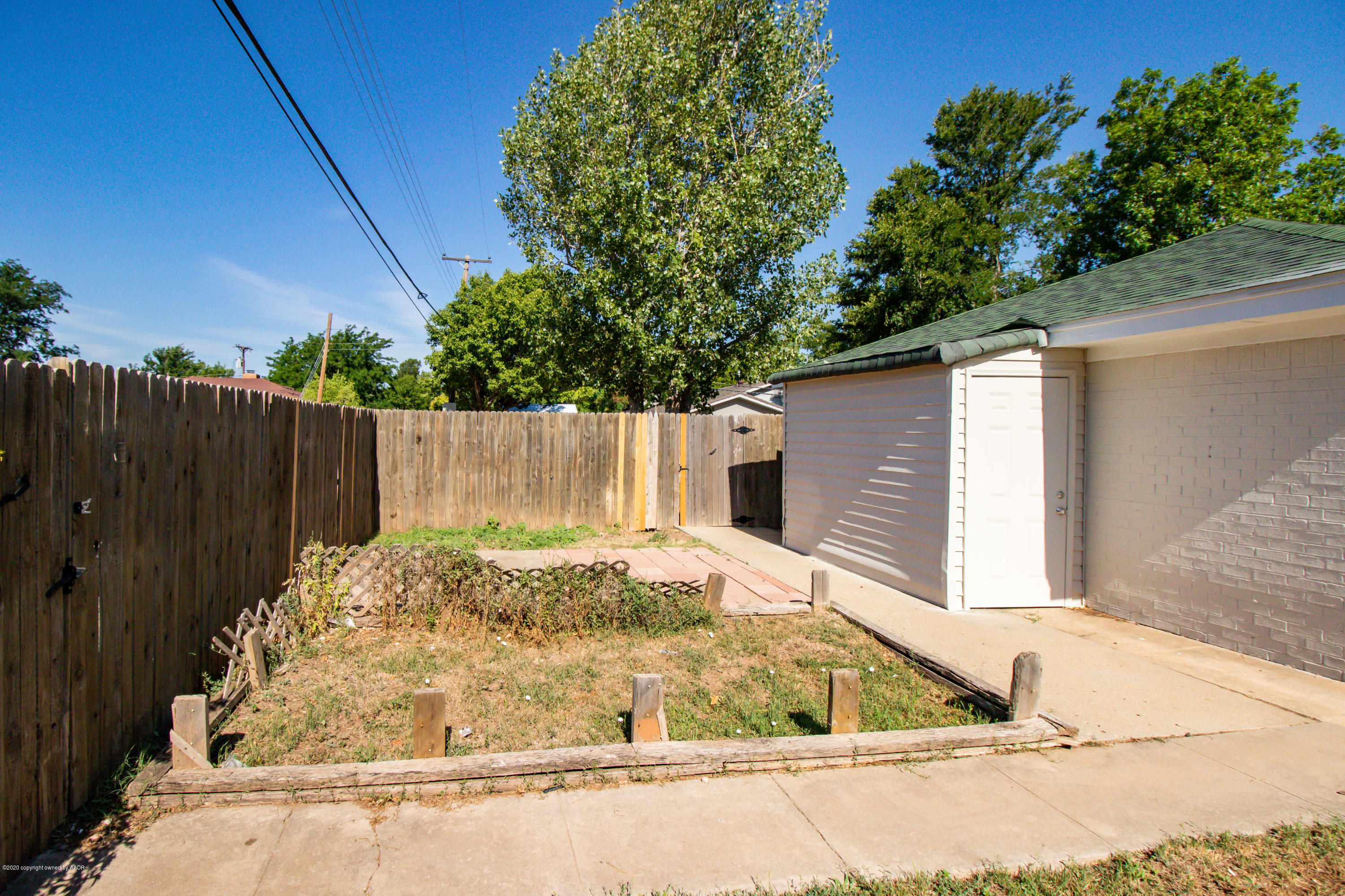 6605 Dreyfuss Road Amarillo, TX 79106 - Photo 33 of 39 a view of backyard with wooden fence