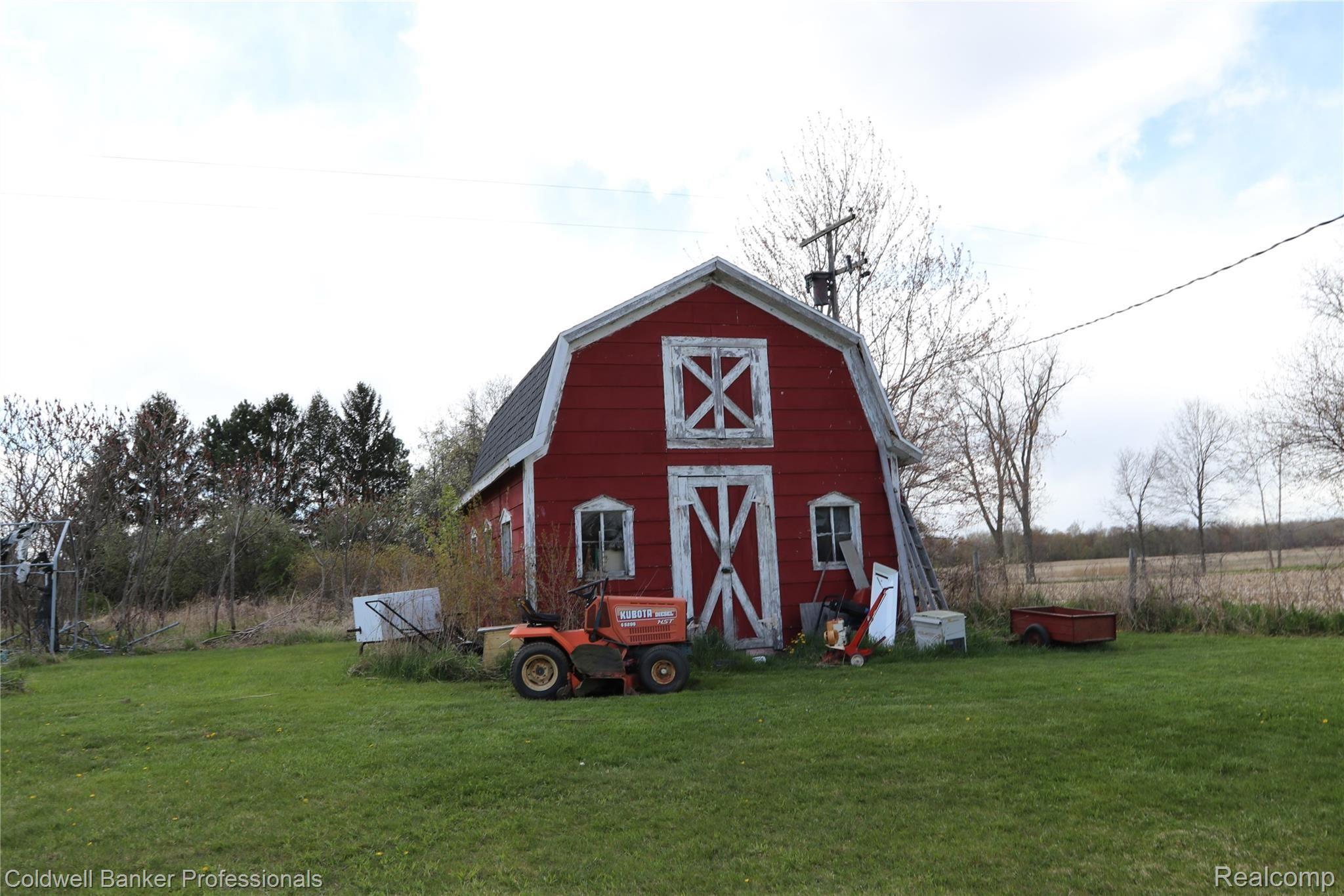 5805 South Corey Road Perry, MI 48872 - Photo 16 of 19 16 5805 Barn.JPG