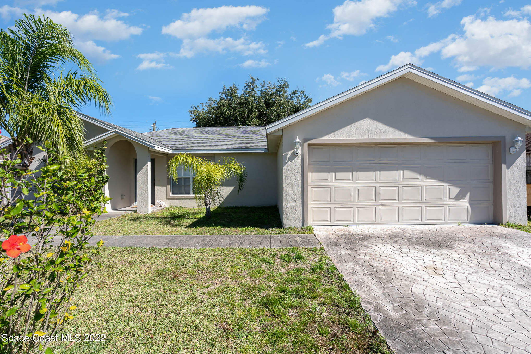 a view of a house with a yard and garage