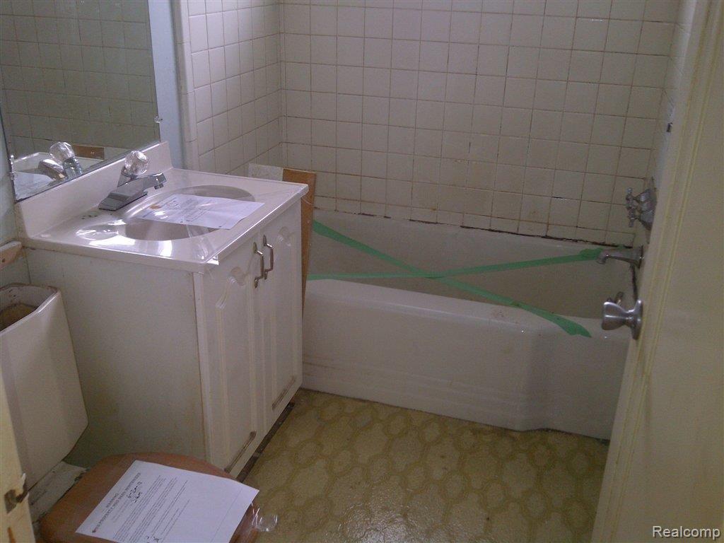 20033 Moross Road Detroit, MI 48224 - Photo 6 of 8 bath.jpg