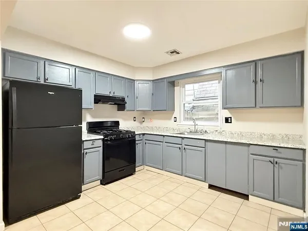 $2,350 | 83 Peabody Place, Unit 2, Newark, NJ 07104