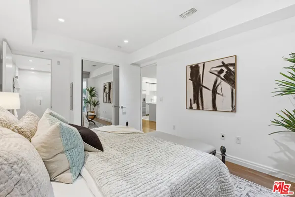 $1,250,000 | 441 South Barrington Avenue, Unit 105, Los Angeles, CA 90049