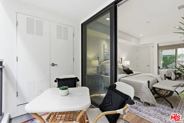 $1,250,000 | 441 South Barrington Avenue, Unit 105, Los Angeles, CA 90049