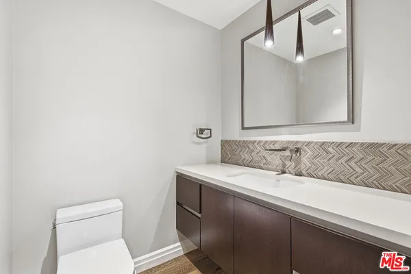 $1,250,000 | 441 South Barrington Avenue, Unit 105, Los Angeles, CA 90049