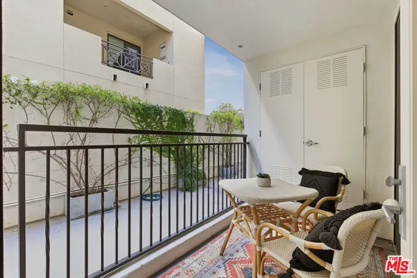 $1,250,000 | 441 South Barrington Avenue, Unit 105, Los Angeles, CA 90049