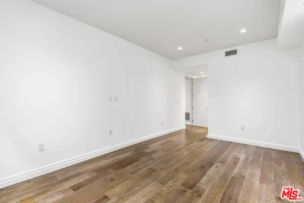 $1,250,000 | 441 South Barrington Avenue, Unit 105, Los Angeles, CA 90049