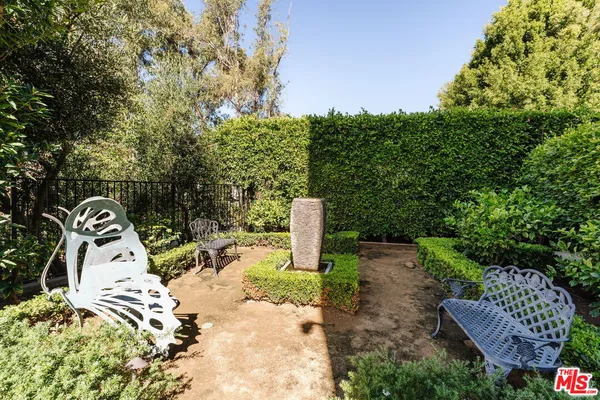 $1,250,000 | 441 South Barrington Avenue, Unit 105, Los Angeles, CA 90049