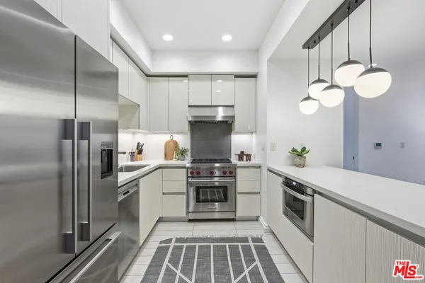 $1,250,000 | 441 South Barrington Avenue, Unit 105, Los Angeles, CA 90049