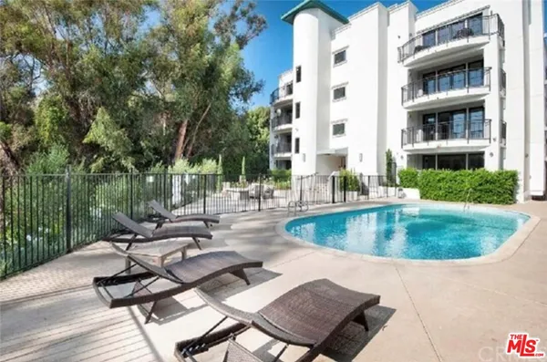 $1,250,000 | 441 South Barrington Avenue, Unit 105, Los Angeles, CA 90049