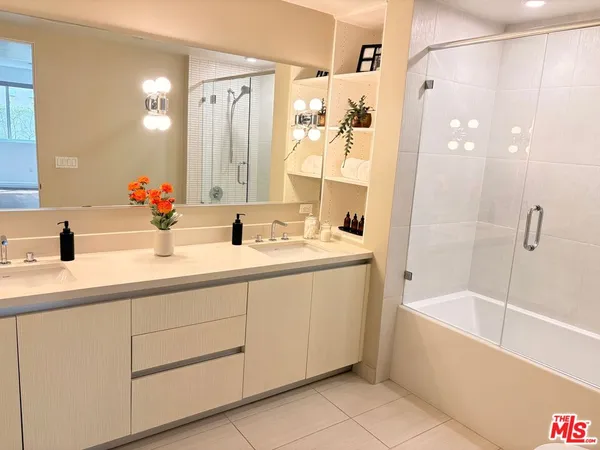 $1,250,000 | 441 South Barrington Avenue, Unit 105, Los Angeles, CA 90049