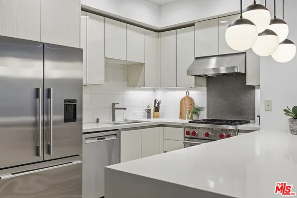 $1,250,000 | 441 South Barrington Avenue, Unit 105, Los Angeles, CA 90049