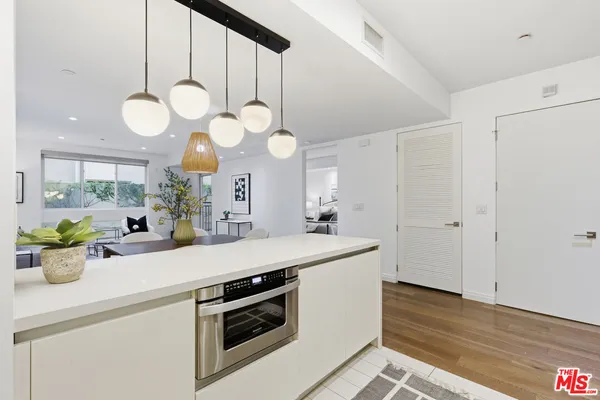 $1,250,000 | 441 South Barrington Avenue, Unit 105, Los Angeles, CA 90049