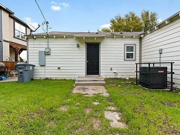 a view of a house with a backyard