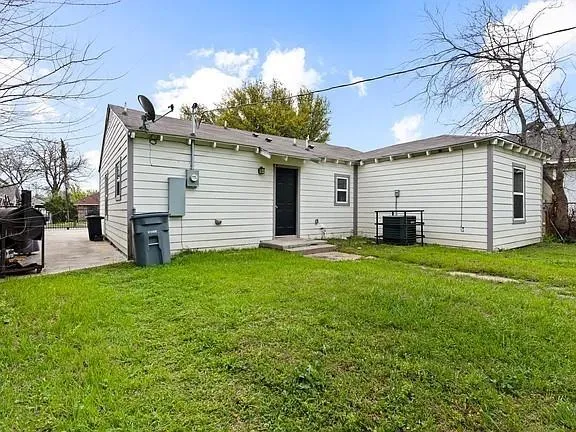 a view of a back yard of the house