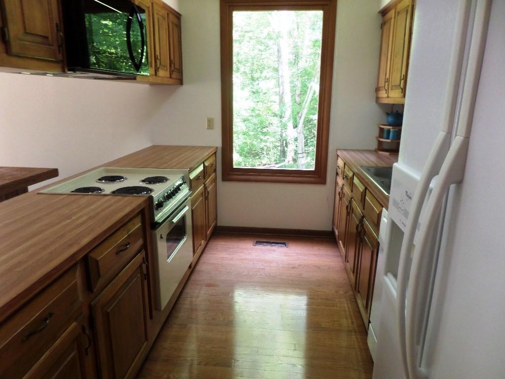 122 Hazleton Lane Oak Ridge, TN 37830 - Photo 2 of 32 kitchen