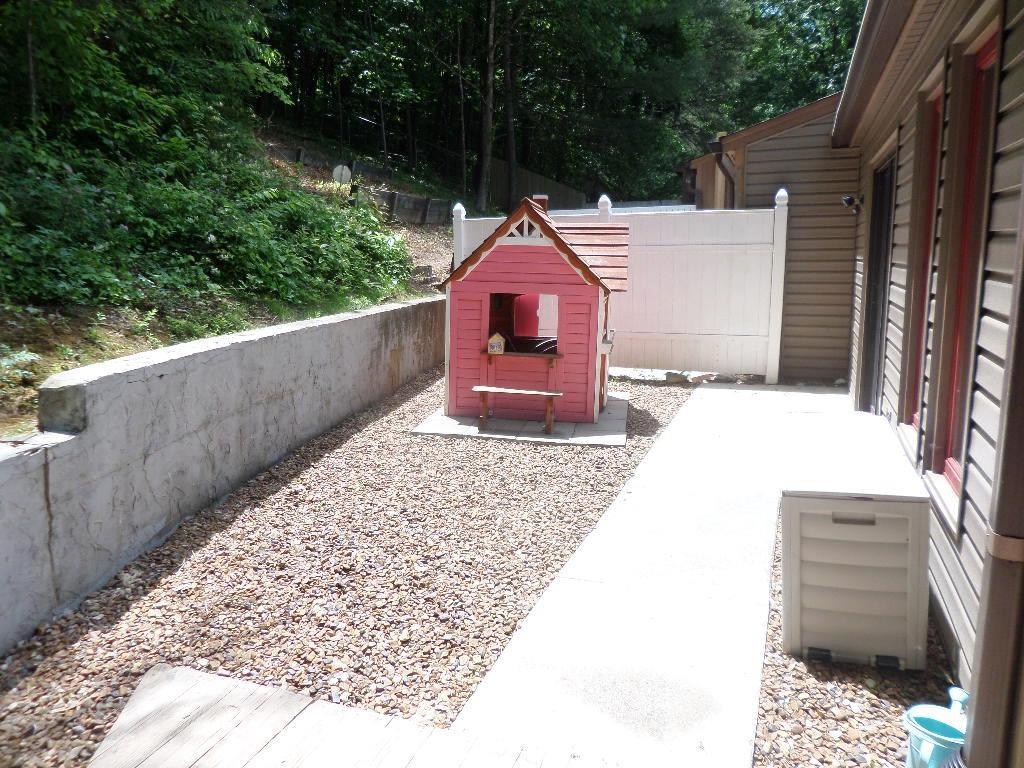 122 Hazleton Lane Oak Ridge, TN 37830 - Photo 31 of 32 backyard