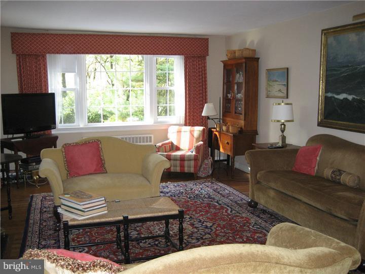 6151 Parkside Road Flourtown, PA 19031 - Photo 4 of 18 Living Room