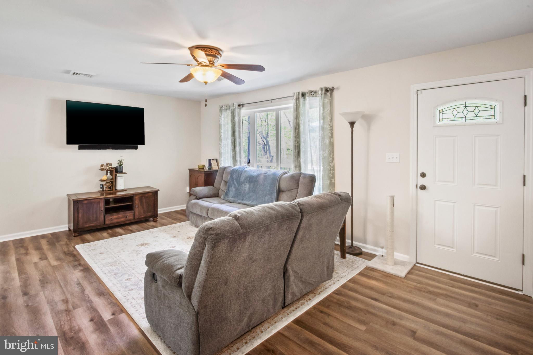 154 Oechsle Road Woodstown, NJ 08098 - Photo 7 of 31 Living room