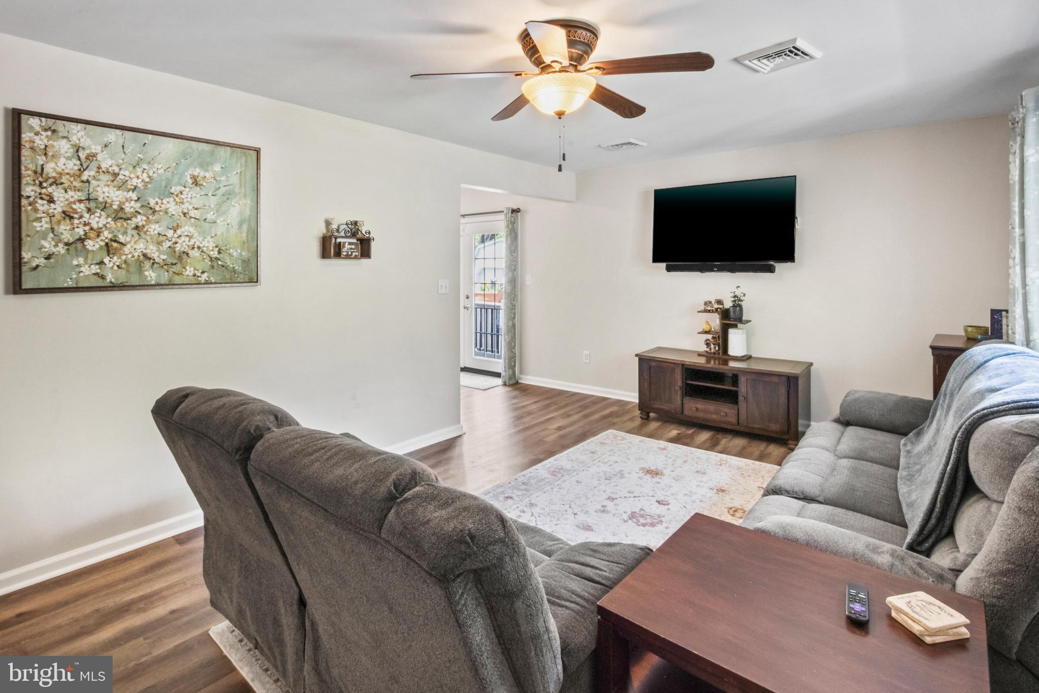 154 Oechsle Road Woodstown, NJ 08098 - Photo 8 of 31 Living room