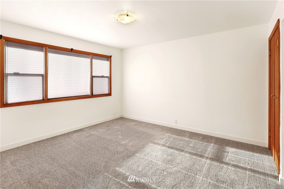 2301 North Shore Road Bellingham, WA 98226 - Photo 18 of 40 an empty room with windows