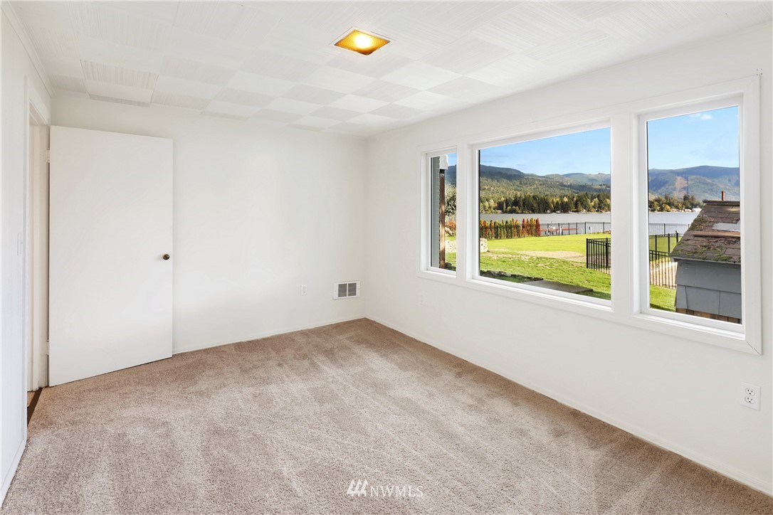 2301 North Shore Road Bellingham, WA 98226 - Photo 23 of 40 an empty room with a window