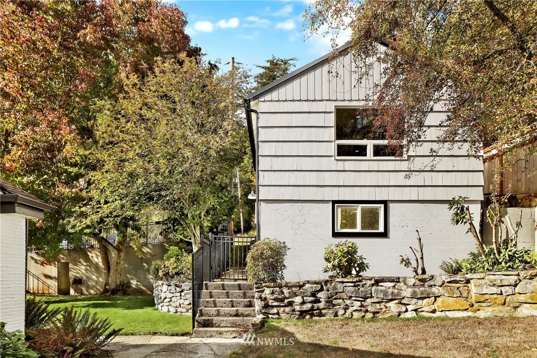 2301 North Shore Road Bellingham, WA 98226 - Photo 25 of 40 a front view of a house with garden
