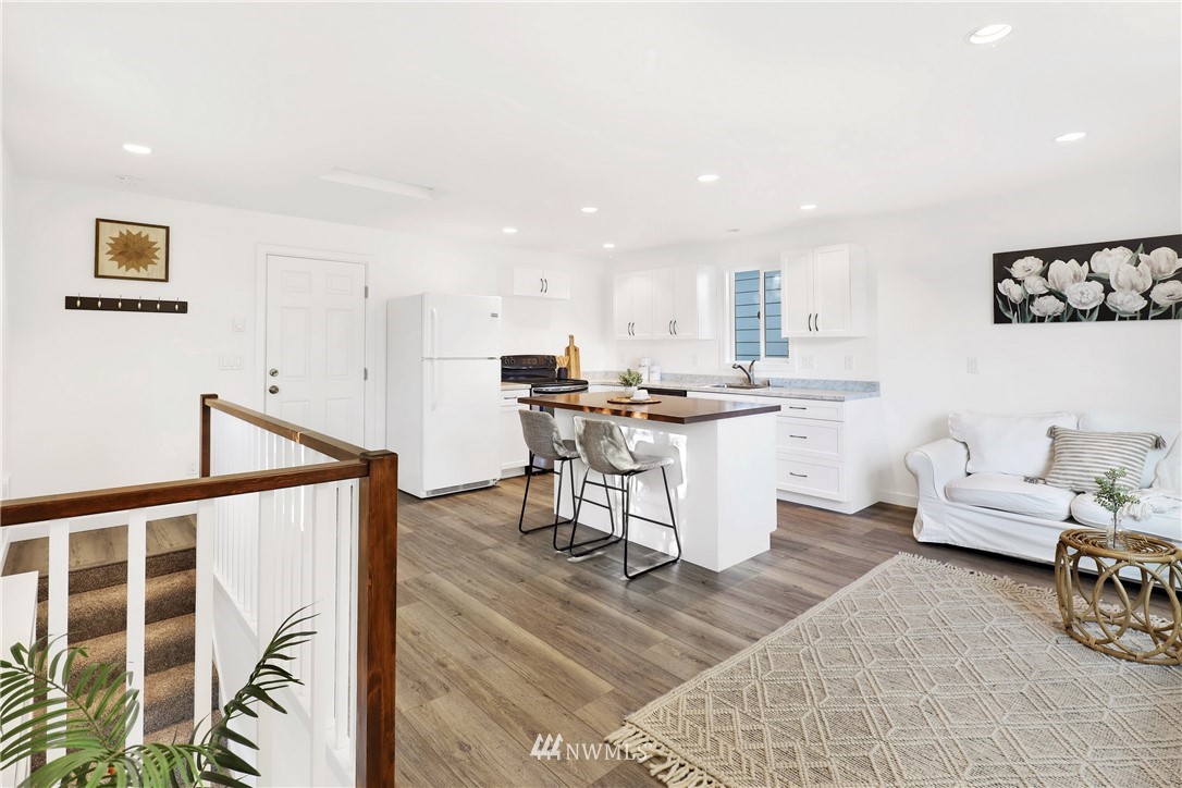 2301 North Shore Road Bellingham, WA 98226 - Photo 27 of 40 a living room with furniture and kitchen view