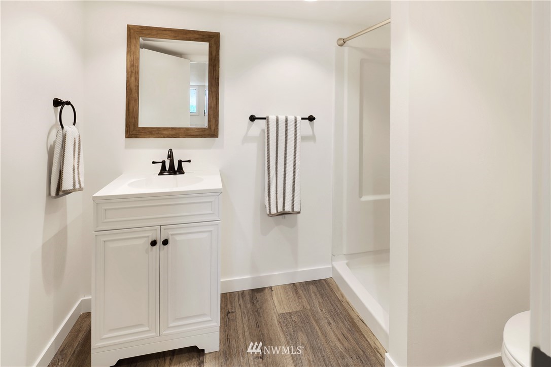 2301 North Shore Road Bellingham, WA 98226 - Photo 29 of 40 a bathroom with a sink toilet and tub