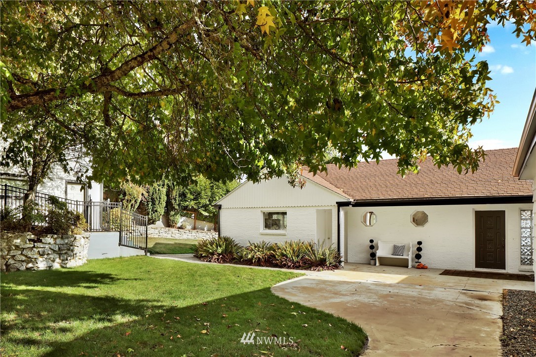 2301 North Shore Road Bellingham, WA 98226 - Photo 32 of 40 a front view of a house with a garden and trees