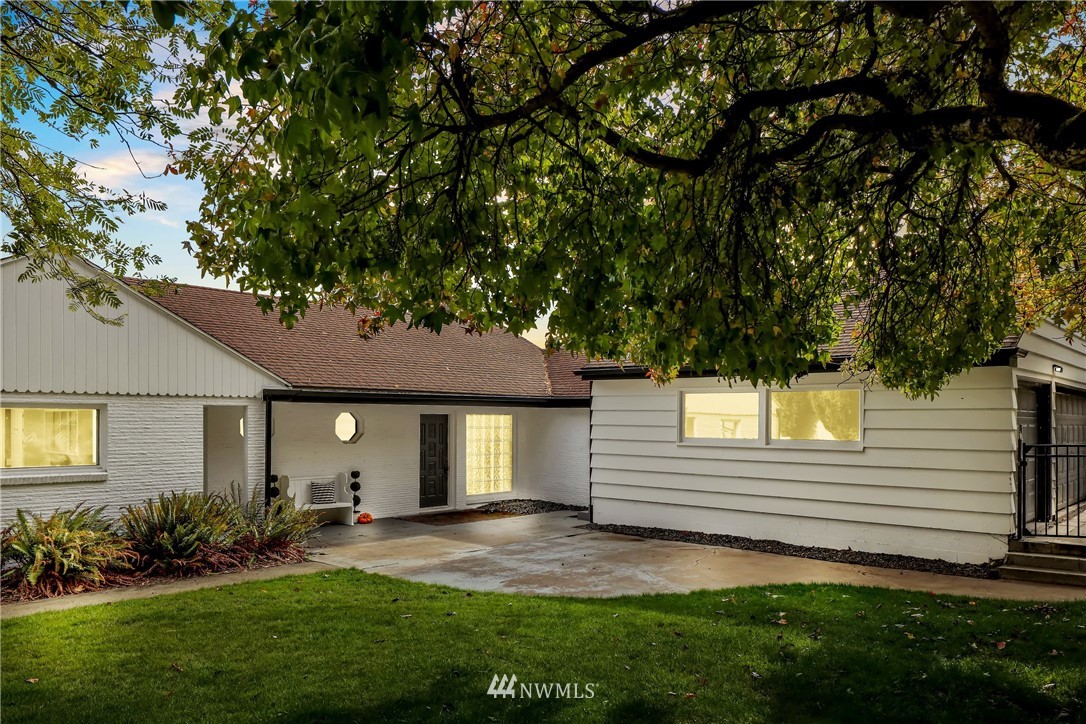 2301 North Shore Road Bellingham, WA 98226 - Photo 33 of 40 a view of a backyard with plants and a large tree