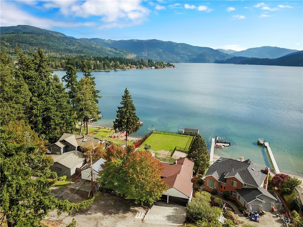 2301 North Shore Road Bellingham, WA 98226 - Photo 36 of 40 a view of a lake with a mountain