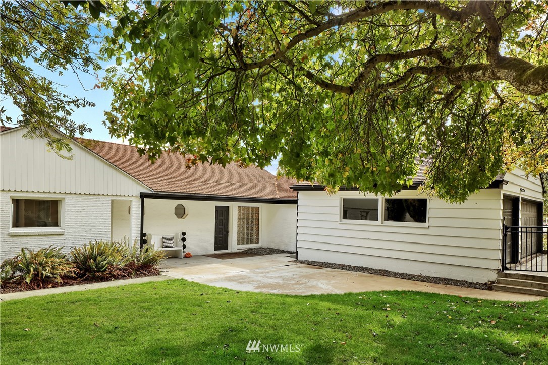 2301 North Shore Road Bellingham, WA 98226 - Photo 6 of 40 a front view of a house with a garden