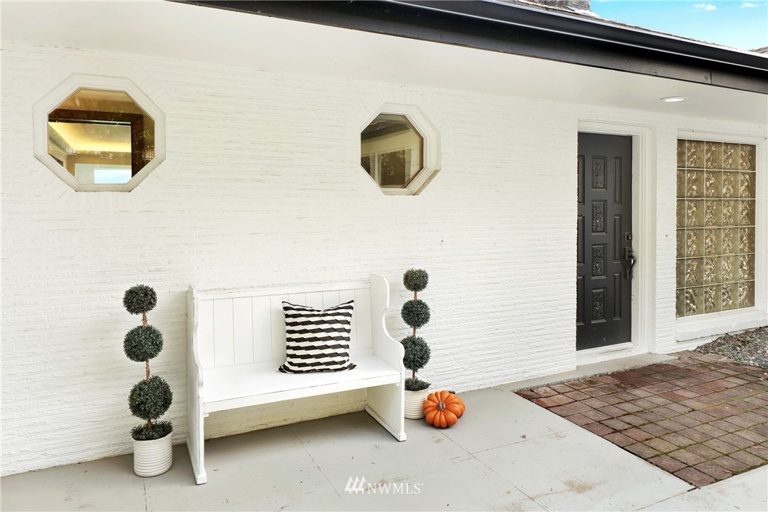 2301 North Shore Road Bellingham, WA 98226 - Photo 7 of 40 a bathroom with a sink and a mirror