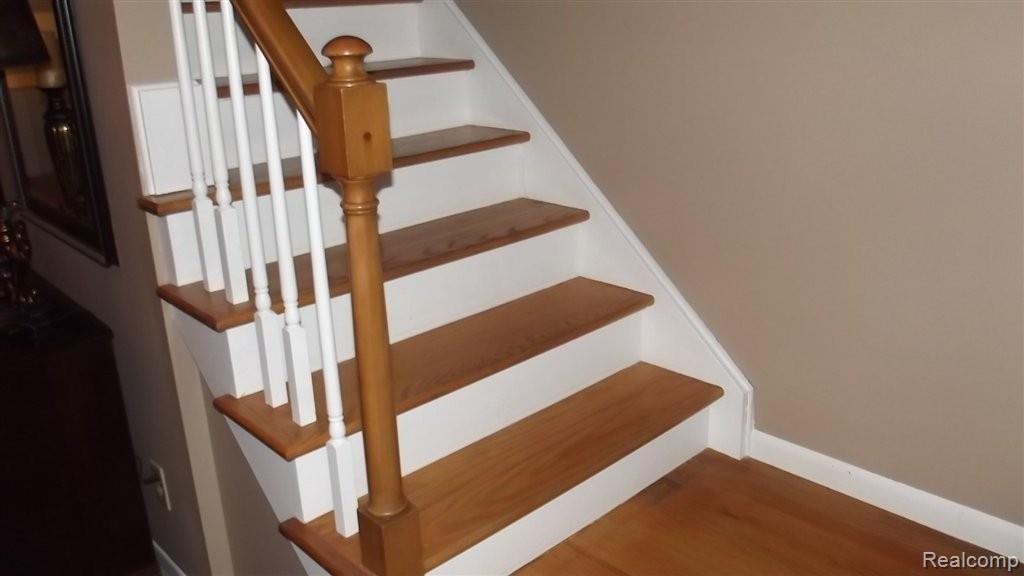 382 Beechview Drive Rochester, MI 48306 - Photo 8 of 24 HARDWOOD STAIRCASE