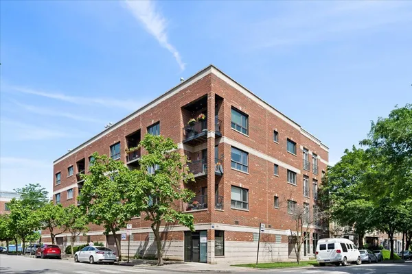 $450,000 | 4700 North Kenmore Avenue, Unit 2C, Chicago, IL 60640