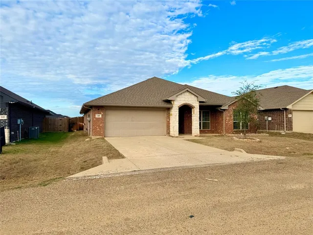 $324,999 | 140 Creek Meadow Drive, Mabank, TX 75147