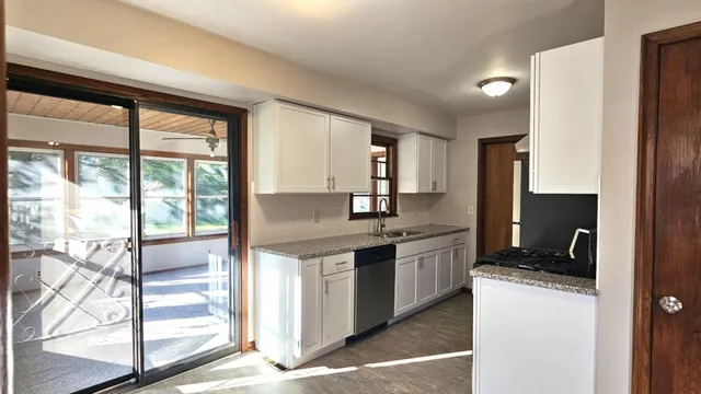 $329,900 | 6819 65th Avenue North, Brooklyn Park, MN 55428