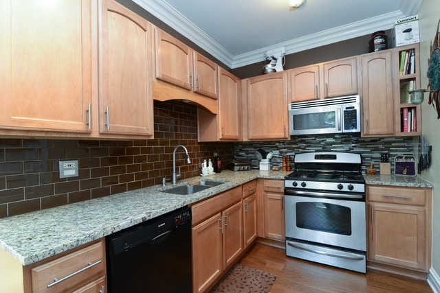 751 West Brompton Avenue, Unit 2E Chicago, IL 60657 - Photo 5 of 10 a kitchen with a sink stove and microwave