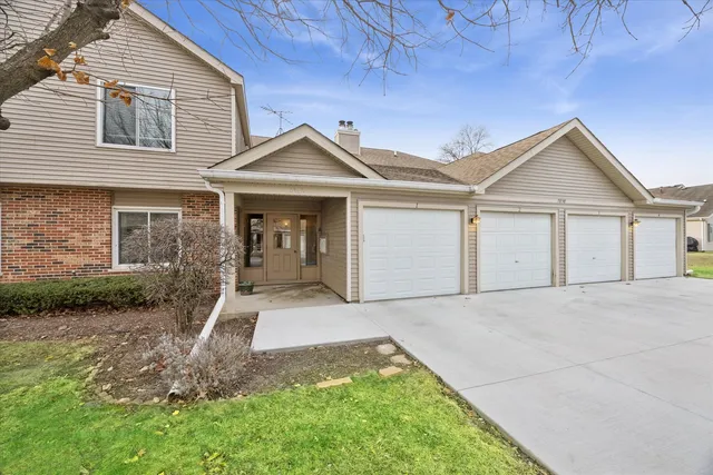 $250,000 | 7030 Park Ln Court, Unit 101, Woodridge, IL 60517