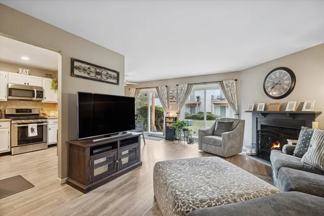 $250,000 | 7030 Park Ln Court, Unit 101, Woodridge, IL 60517