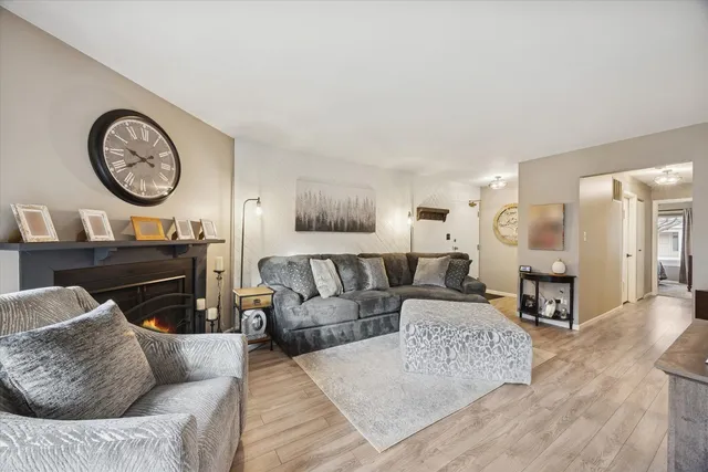 $250,000 | 7030 Park Ln Court, Unit 101, Woodridge, IL 60517