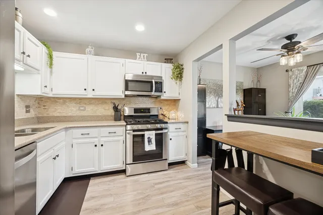 $250,000 | 7030 Park Ln Court, Unit 101, Woodridge, IL 60517