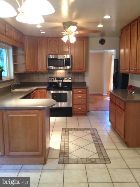 10507 Pot Spring Road Cockeysville, MD 21030 - Photo 6 of 26 EAT IN REMODELED KITCHEN w/SILESTONE