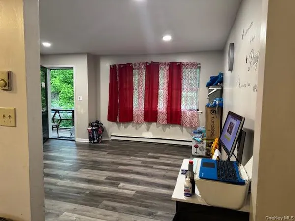 $2,300 | 109 Caesars Lane, Unit EAST, New Windsor, NY 12553