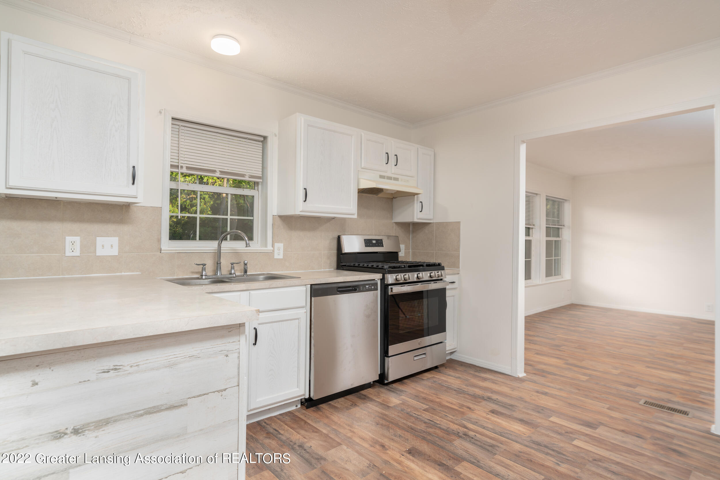 937 Pierce Road Lansing, MI 48910 - Photo 4 of 20 DSC05587