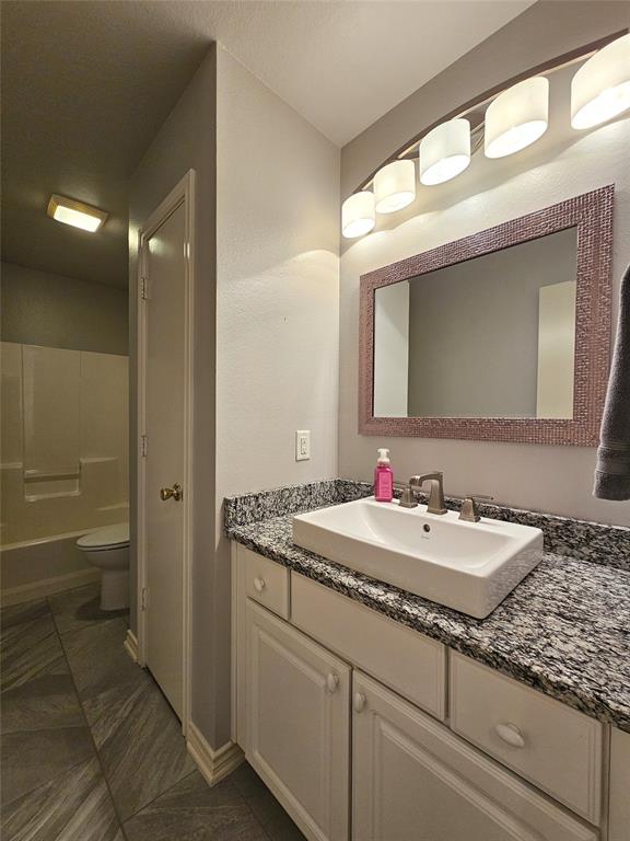 1521 Rice Road, Unit Z104 Tyler, TX 75703 - Photo 13 of 22 Guest bath
