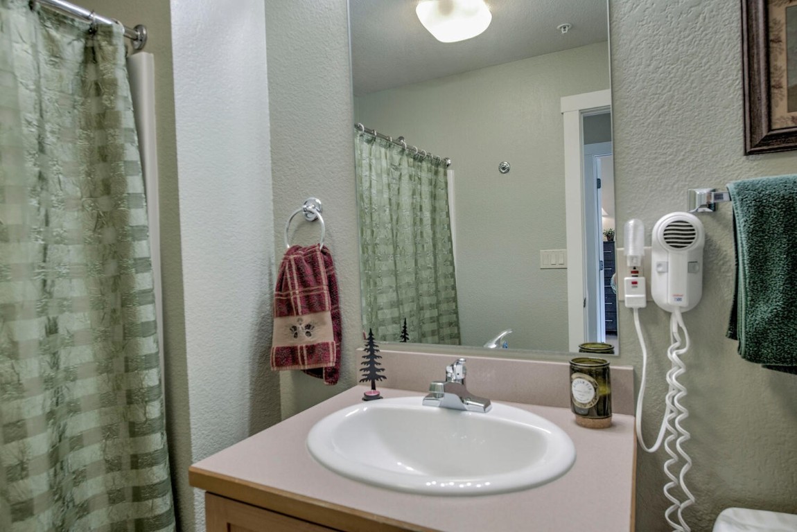 97 Lake Ridge Circle, Unit 1854 Keystone, CO 80435 - Photo 22 of 38 a bathroom with a sink and a mirror