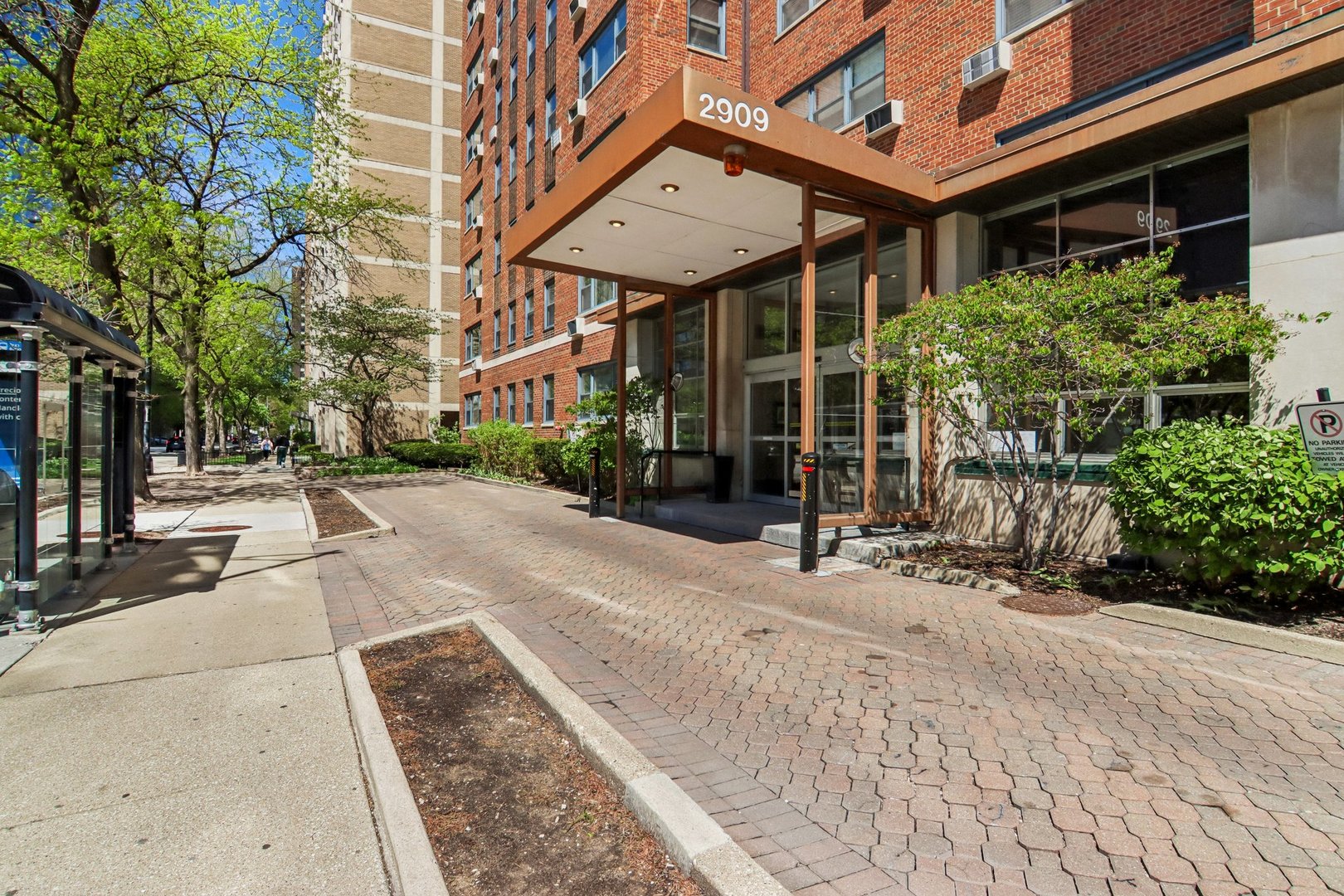 2909 North Sheridan Road, Unit 1201 Chicago, IL 60657 - Photo 2 of 32