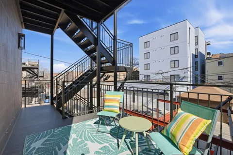 $674,999 | 1325 North Artesian Avenue, Unit 2, Chicago, IL 60622