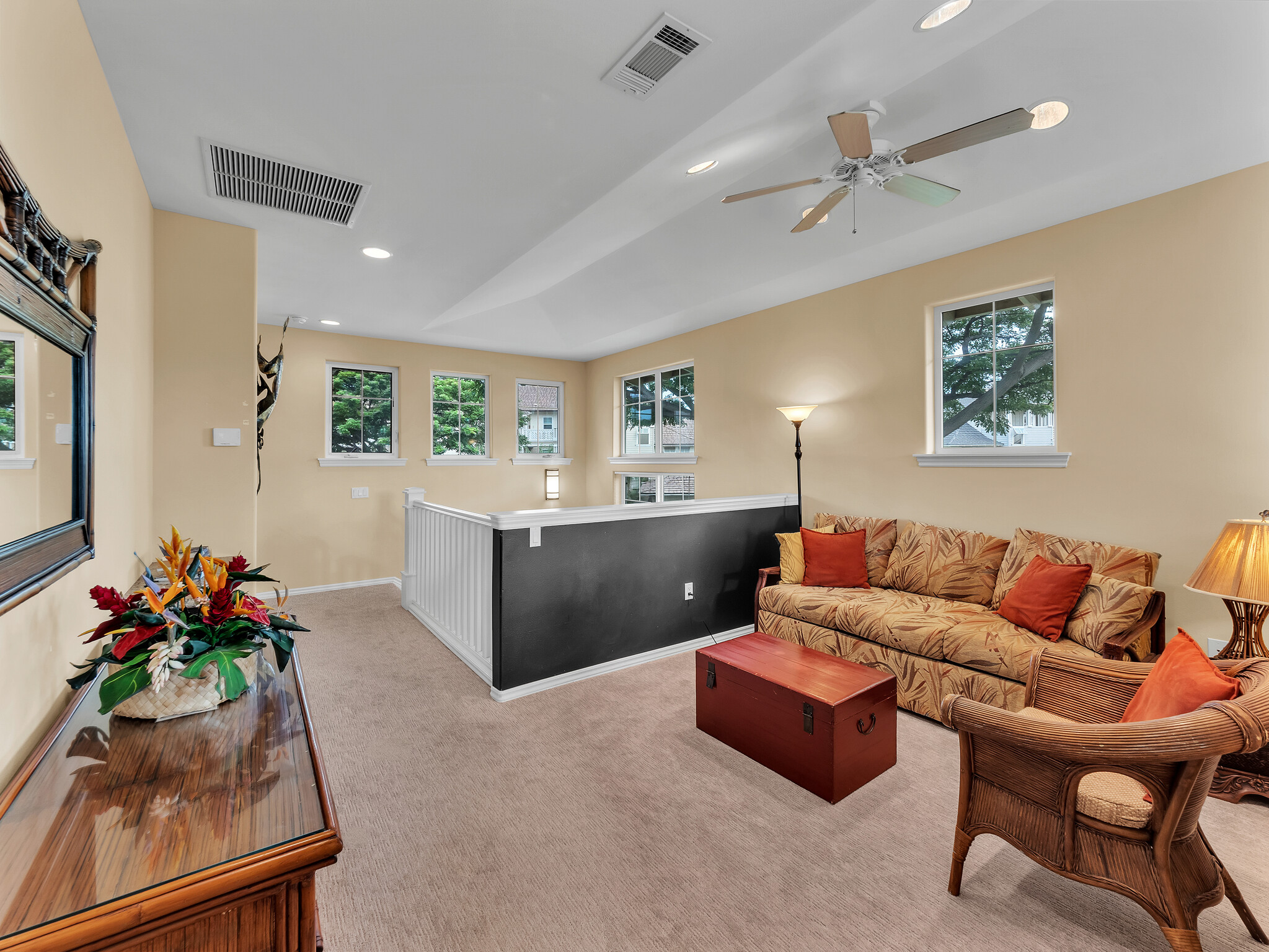 69-200 Pohakulana Place, Unit L4 Waikoloa, HI 96738 - Photo 14 of 29 a living room with furniture and flowers
